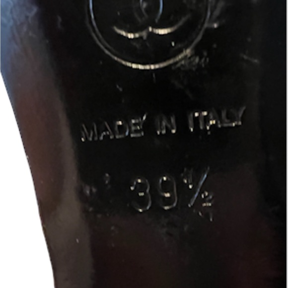 CHANEL
Leather Colorblock Pattern Sandals with Gripoix cabs decorations - Picture 9 of 9